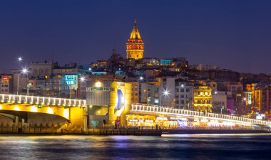 Eminonu altın boynuzu, Beyoğlu Karaköy manzarası ve Galata Kulesi 'nden İstanbul akşam manzarası