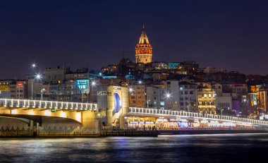 Eminonu altın boynuzu, Beyoğlu Karaköy manzarası ve Galata Kulesi 'nden İstanbul akşam manzarası