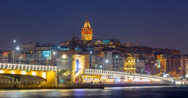 Eminonu altın boynuzu, Beyoğlu Karaköy manzarası ve Galata Kulesi 'nden İstanbul akşam manzarası