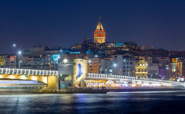 Eminonu altın boynuzu, Beyoğlu Karaköy manzarası ve Galata Kulesi 'nden İstanbul akşam manzarası