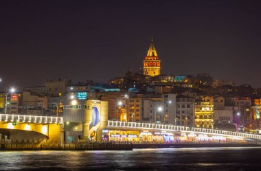 Eminonu altın boynuzu, Beyoğlu Karaköy manzarası ve Galata Kulesi 'nden İstanbul akşam manzarası