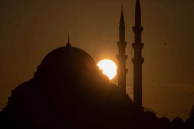 Muhteşem tarihi Süleyman Camii, Rustem Paşa Camii ve dramatik günbatımının önündeki binaların güzel manzarası. İstanbul Türkiye 'nin en popüler turizm beldesi. Türkiye 'ye Seyahat kavramı.