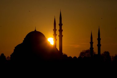 Muhteşem tarihi Süleyman Camii, Rustem Paşa Camii ve dramatik günbatımının önündeki binaların güzel manzarası. İstanbul Türkiye 'nin en popüler turizm beldesi. Türkiye 'ye Seyahat kavramı.