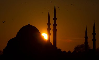 Muhteşem tarihi Süleyman Camii, Rustem Paşa Camii ve dramatik günbatımının önündeki binaların güzel manzarası. İstanbul Türkiye 'nin en popüler turizm beldesi. Türkiye 'ye Seyahat kavramı.