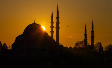 Muhteşem tarihi Süleyman Camii, Rustem Paşa Camii ve dramatik günbatımının önündeki binaların güzel manzarası. İstanbul Türkiye 'nin en popüler turizm beldesi. Türkiye 'ye Seyahat kavramı.