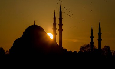 Muhteşem tarihi Süleyman Camii, Rustem Paşa Camii ve dramatik günbatımının önündeki binaların güzel manzarası. İstanbul Türkiye 'nin en popüler turizm beldesi. Türkiye 'ye Seyahat kavramı.