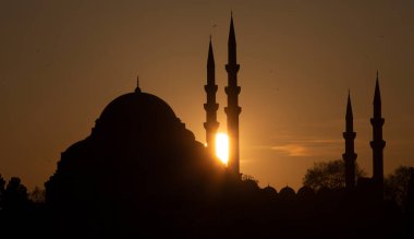 Muhteşem tarihi Süleyman Camii, Rustem Paşa Camii ve dramatik günbatımının önündeki binaların güzel manzarası. İstanbul Türkiye 'nin en popüler turizm beldesi. Türkiye 'ye Seyahat kavramı.