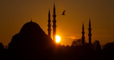 Muhteşem tarihi Süleyman Camii, Rustem Paşa Camii ve dramatik günbatımının önündeki binaların güzel manzarası. İstanbul Türkiye 'nin en popüler turizm beldesi. Türkiye 'ye Seyahat kavramı.