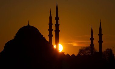 Muhteşem tarihi Süleyman Camii, Rustem Paşa Camii ve dramatik günbatımının önündeki binaların güzel manzarası. İstanbul Türkiye 'nin en popüler turizm beldesi. Türkiye 'ye Seyahat kavramı.