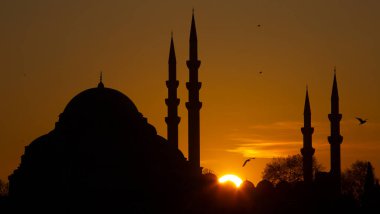 Muhteşem tarihi Süleyman Camii, Rustem Paşa Camii ve dramatik günbatımının önündeki binaların güzel manzarası. İstanbul Türkiye 'nin en popüler turizm beldesi. Türkiye 'ye Seyahat kavramı.