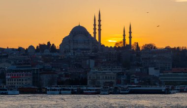 Muhteşem tarihi Süleyman Camii, Rustem Paşa Camii ve dramatik günbatımının önündeki binaların güzel manzarası. İstanbul Türkiye 'nin en popüler turizm beldesi. Türkiye 'ye Seyahat kavramı.