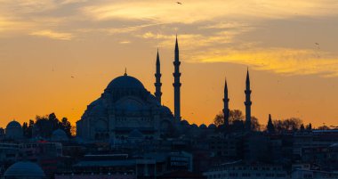 Muhteşem tarihi Süleyman Camii, Rustem Paşa Camii ve dramatik günbatımının önündeki binaların güzel manzarası. İstanbul Türkiye 'nin en popüler turizm beldesi. Türkiye 'ye Seyahat kavramı.