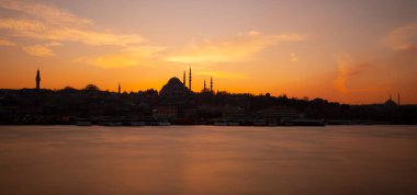 Muhteşem tarihi Süleyman Camii, Rustem Paşa Camii ve dramatik günbatımının önündeki binaların güzel manzarası. İstanbul Türkiye 'nin en popüler turizm beldesi. Türkiye 'ye Seyahat kavramı.