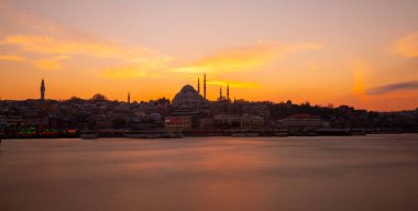 Muhteşem tarihi Süleyman Camii, Rustem Paşa Camii ve dramatik günbatımının önündeki binaların güzel manzarası. İstanbul Türkiye 'nin en popüler turizm beldesi. Türkiye 'ye Seyahat kavramı.