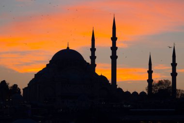 Muhteşem tarihi Süleyman Camii, Rustem Paşa Camii ve dramatik günbatımının önündeki binaların güzel manzarası. İstanbul Türkiye 'nin en popüler turizm beldesi. Türkiye 'ye Seyahat kavramı.