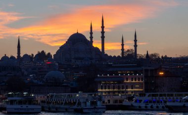 Muhteşem tarihi Süleyman Camii, Rustem Paşa Camii ve dramatik günbatımının önündeki binaların güzel manzarası. İstanbul Türkiye 'nin en popüler turizm beldesi. Türkiye 'ye Seyahat kavramı.