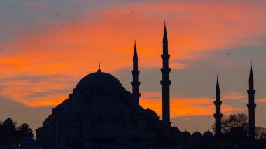 Muhteşem tarihi Süleyman Camii, Rustem Paşa Camii ve dramatik günbatımının önündeki binaların güzel manzarası. İstanbul Türkiye 'nin en popüler turizm beldesi. Türkiye 'ye Seyahat kavramı.