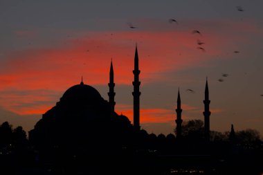 Muhteşem tarihi Süleyman Camii, Rustem Paşa Camii ve dramatik günbatımının önündeki binaların güzel manzarası. İstanbul Türkiye 'nin en popüler turizm beldesi. Türkiye 'ye Seyahat kavramı.