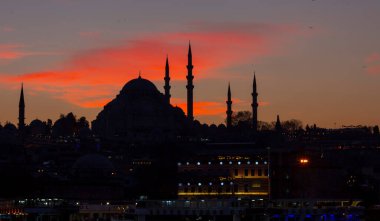 Muhteşem tarihi Süleyman Camii, Rustem Paşa Camii ve dramatik günbatımının önündeki binaların güzel manzarası. İstanbul Türkiye 'nin en popüler turizm beldesi. Türkiye 'ye Seyahat kavramı.
