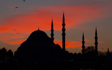 Muhteşem tarihi Süleyman Camii, Rustem Paşa Camii ve dramatik günbatımının önündeki binaların güzel manzarası. İstanbul Türkiye 'nin en popüler turizm beldesi. Türkiye 'ye Seyahat kavramı.