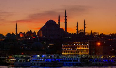 Muhteşem tarihi Süleyman Camii, Rustem Paşa Camii ve dramatik günbatımının önündeki binaların güzel manzarası. İstanbul Türkiye 'nin en popüler turizm beldesi. Türkiye 'ye Seyahat kavramı.