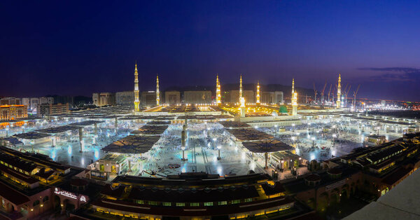 Медина, Аль-Медина аль-Мунаввара, Саудовская Аравия - Аль-Масджид и мечеть Набави Медина на закате