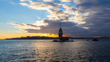 İstanbul, Türkiye 'nin sembolü Leander' s Tower olarak da bilinen ünlü Bakire Kulesi (Kiz Kulesi) ile Boğaz 'ın üzerinde kızgın bir günbatımı.