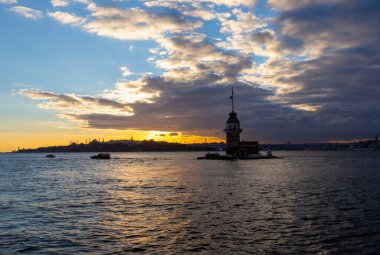 İstanbul, Türkiye 'nin sembolü Leander' s Tower olarak da bilinen ünlü Bakire Kulesi (Kiz Kulesi) ile Boğaz 'ın üzerinde kızgın bir günbatımı.
