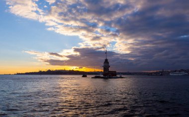 İstanbul, Türkiye 'nin sembolü Leander' s Tower olarak da bilinen ünlü Bakire Kulesi (Kiz Kulesi) ile Boğaz 'ın üzerinde kızgın bir günbatımı.
