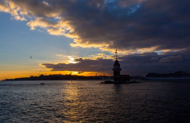 İstanbul, Türkiye 'nin sembolü Leander' s Tower olarak da bilinen ünlü Bakire Kulesi (Kiz Kulesi) ile Boğaz 'da kızgın bir günbatımı. 