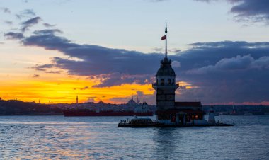 İstanbul, Türkiye 'nin sembolü Leander' s Tower olarak da bilinen ünlü Bakire Kulesi (Kiz Kulesi) ile Boğaz 'da kızgın bir günbatımı. 