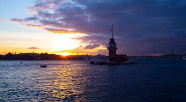 İstanbul, Türkiye 'nin sembolü Leander' s Tower olarak da bilinen ünlü Bakire Kulesi (Kiz Kulesi) ile Boğaz 'da kızgın bir günbatımı. 