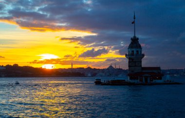 İstanbul, Türkiye 'nin sembolü Leander' s Tower olarak da bilinen ünlü Bakire Kulesi (Kiz Kulesi) ile Boğaz 'da kızgın bir günbatımı. 