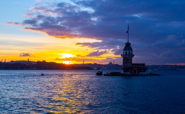 İstanbul, Türkiye 'nin sembolü Leander' s Tower olarak da bilinen ünlü Bakire Kulesi (Kiz Kulesi) ile Boğaz 'da kızgın bir günbatımı. 
