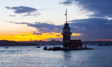 İstanbul, Türkiye 'nin sembolü Leander' s Tower olarak da bilinen ünlü Bakire Kulesi (Kiz Kulesi) ile Boğaz 'da kızgın bir günbatımı. 
