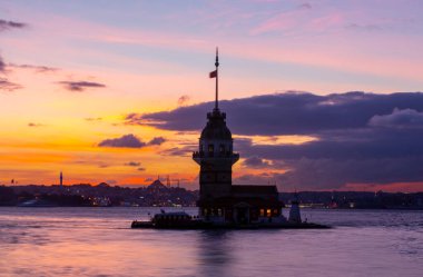 İstanbul, Türkiye 'nin sembolü Leander' s Tower olarak da bilinen ünlü Bakire Kulesi (Kiz Kulesi) ile Boğaz 'da kızgın bir günbatımı. 