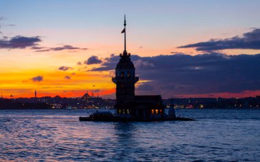 İstanbul, Türkiye 'nin sembolü Leander' s Tower olarak da bilinen ünlü Bakire Kulesi (Kiz Kulesi) ile Boğaz 'da kızgın bir günbatımı. 