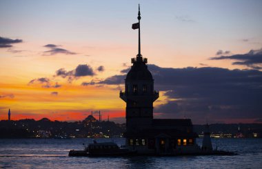 İstanbul, Türkiye 'nin sembolü Leander' s Tower olarak da bilinen ünlü Bakire Kulesi (Kiz Kulesi) ile Boğaz 'da kızgın bir günbatımı. 