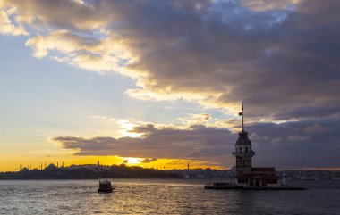 İstanbul, Türkiye 'nin sembolü Leander' s Tower olarak da bilinen ünlü Bakire Kulesi (Kiz Kulesi) ile Boğaz 'da kızgın bir günbatımı. 