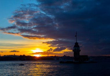 İstanbul, Türkiye 'nin sembolü Leander' s Tower olarak da bilinen ünlü Bakire Kulesi (Kiz Kulesi) ile Boğaz 'da kızgın bir günbatımı. 