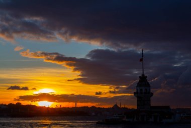 İstanbul, Türkiye 'nin sembolü Leander' s Tower olarak da bilinen ünlü Bakire Kulesi (Kiz Kulesi) ile Boğaz 'da kızgın bir günbatımı. 