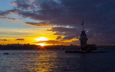 İstanbul, Türkiye 'nin sembolü Leander' s Tower olarak da bilinen ünlü Bakire Kulesi (Kiz Kulesi) ile Boğaz 'da kızgın bir günbatımı. 