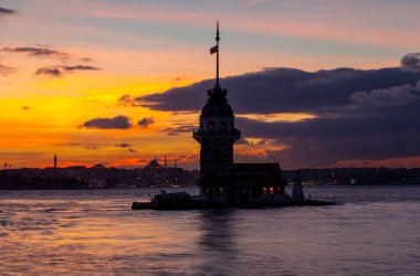 İstanbul, Türkiye 'nin sembolü Leander' s Tower olarak da bilinen ünlü Bakire Kulesi (Kiz Kulesi) ile Boğaz 'da kızgın bir günbatımı. 