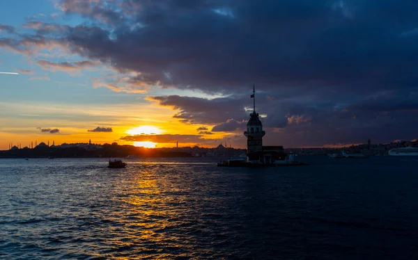 Istanbul Ohnivý Západ Slunce Nad Bosporu Slavnou Panenskou Věží Kiz — Stock fotografie