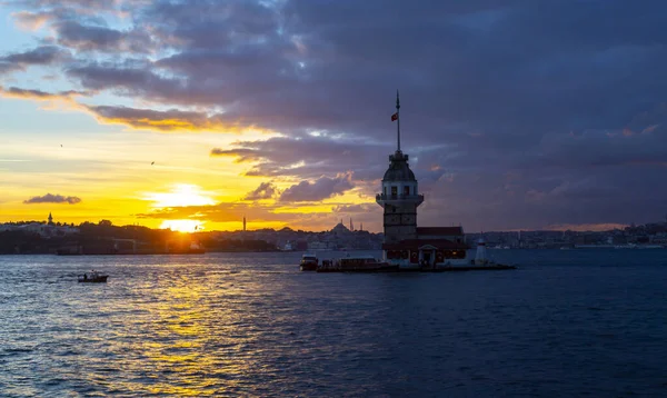 Istanbul Fiery Zonsondergang Boven Bosporus Met Beroemde Maiden Tower Kiz — Stockfoto