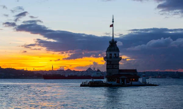 Istanbul Tüzes Naplemente Bosphorus Felett Híres Maiden Tower Kiz Kulesi — Stock Fotó