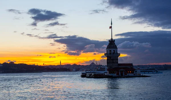 İstanbul, Türkiye 'nin sembolü Leander' s Tower olarak da bilinen ünlü Bakire Kulesi (Kiz Kulesi) ile Boğaz 'da kızgın bir günbatımı. 
