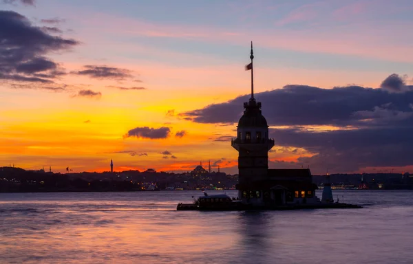 Istanbul Brinnande Solnedgång Över Bosporen Med Berömda Jungfrutornet Kiz Kulesi — Stockfoto