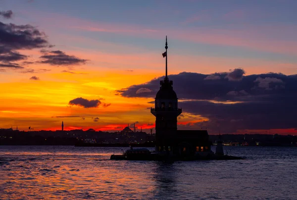 Istanbul Coucher Soleil Ardent Sur Bosphore Avec Célèbre Tour Vierge — Photo