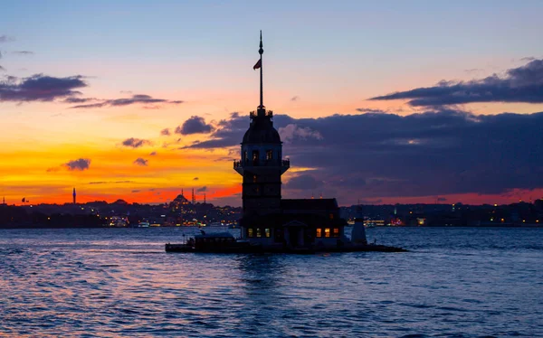 İstanbul, Türkiye 'nin sembolü Leander' s Tower olarak da bilinen ünlü Bakire Kulesi (Kiz Kulesi) ile Boğaz 'da kızgın bir günbatımı. 